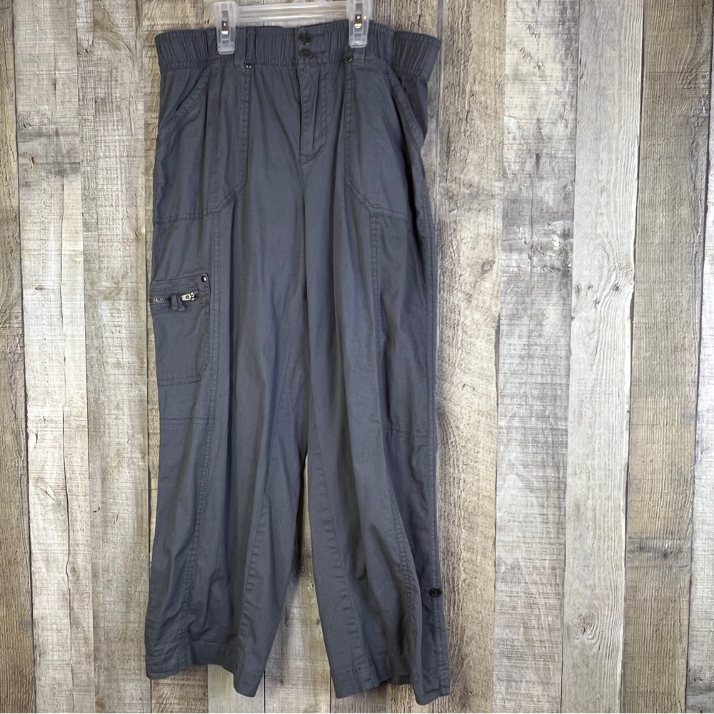 Cato Size 10 Classic Cargo Tabbed Leg Gray Capri Pants with Stretch Wais…